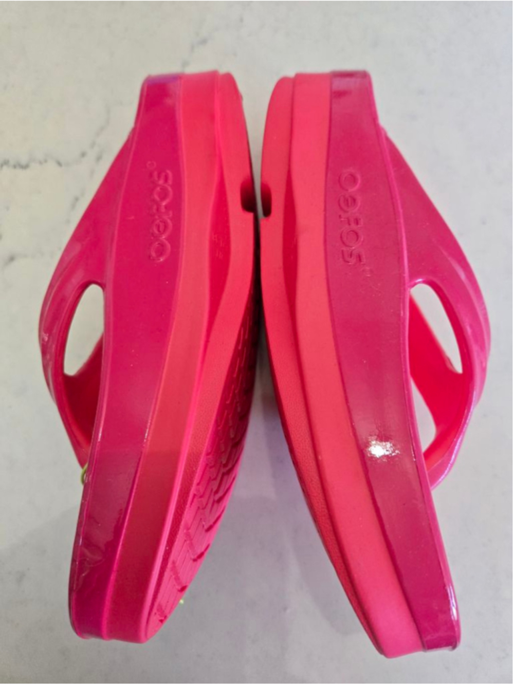 OOFOS OOlala Luxe Recovery Flip-Flops Women's Size 7 Neon Berry Punch Pink - Picture 4 of 8